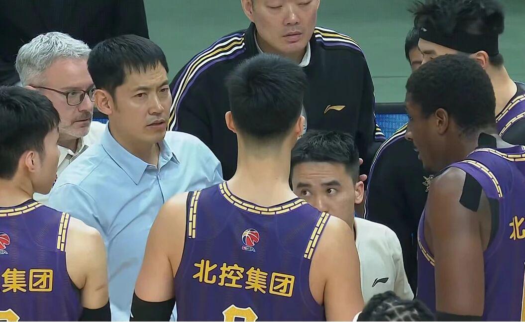 开云体育官方入口-北控男篮酝酿换帅，张庆鹏引管理层不满，已邀请杨鸣重新出山